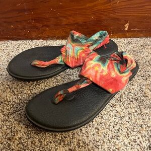 Sanuk Red and Green Sandals Vibrant Comfortable Design
